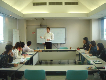 法人向け英語研修の実績その1:(財)日本盲導犬協会様でのレッスン風景
